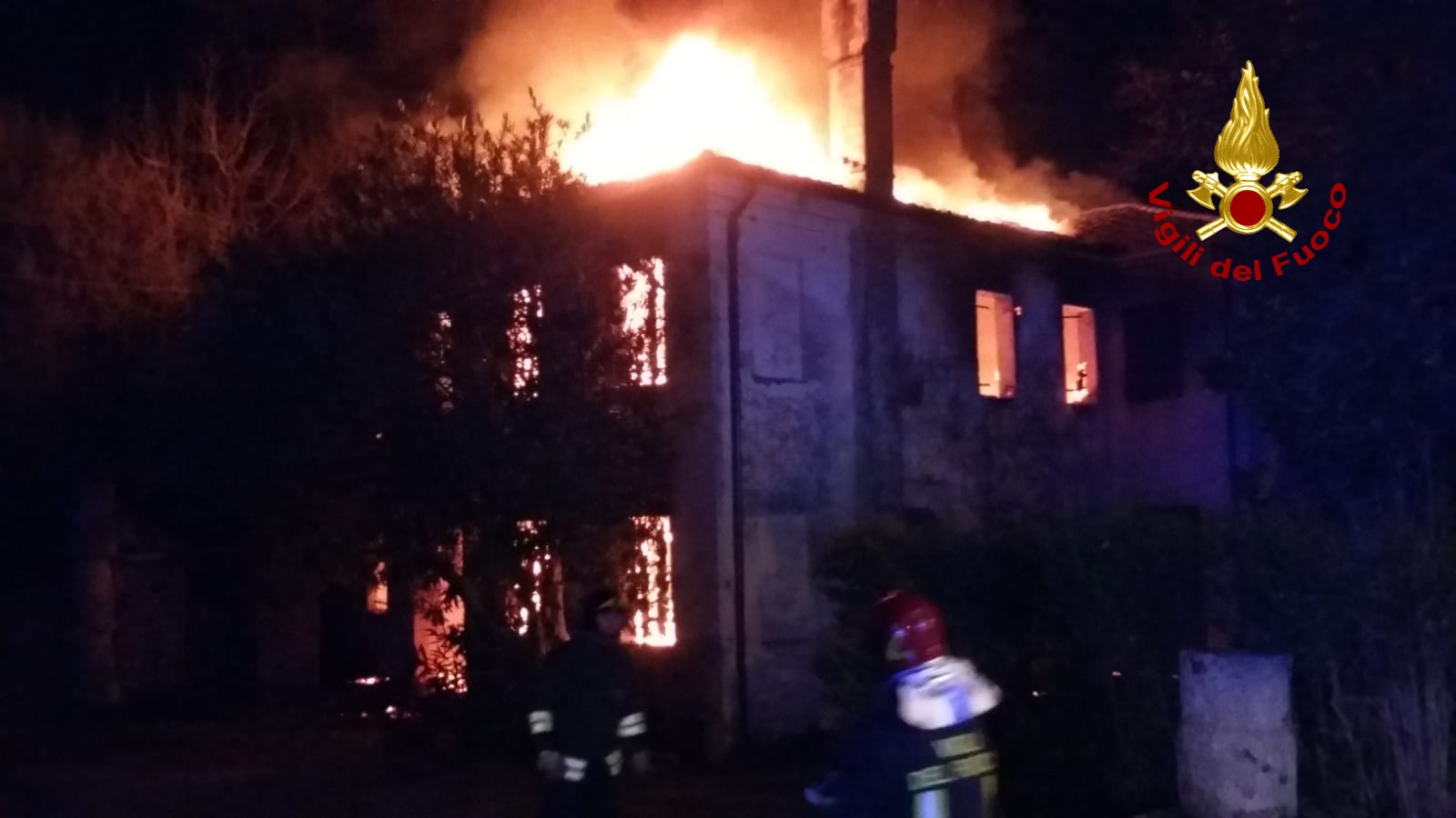 DOLO: INCENDIO AD UN TETTO DI UN CAPANNONE